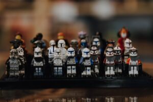 Lego Figuren wie Piraten, Ritter und Raumfahrer bei Kleeblatt Bricks
